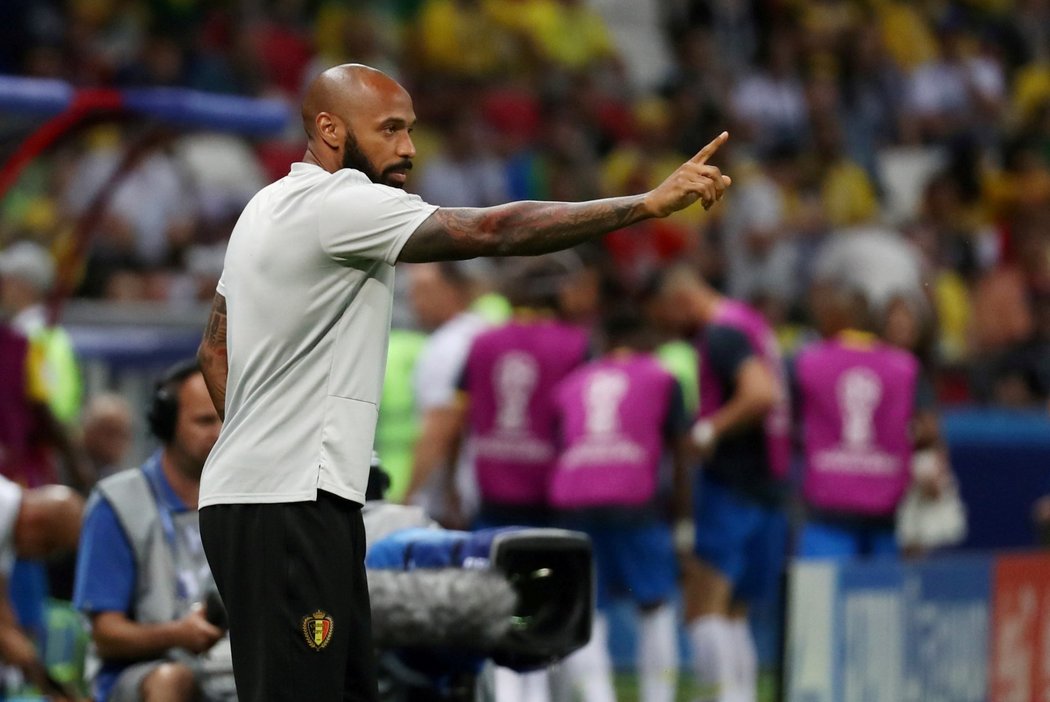 Asistent trenéra belgické reprezentace Thierry Henry gestikuluje během čtvrtfinálového utkání mezi Belgií a Brazílií