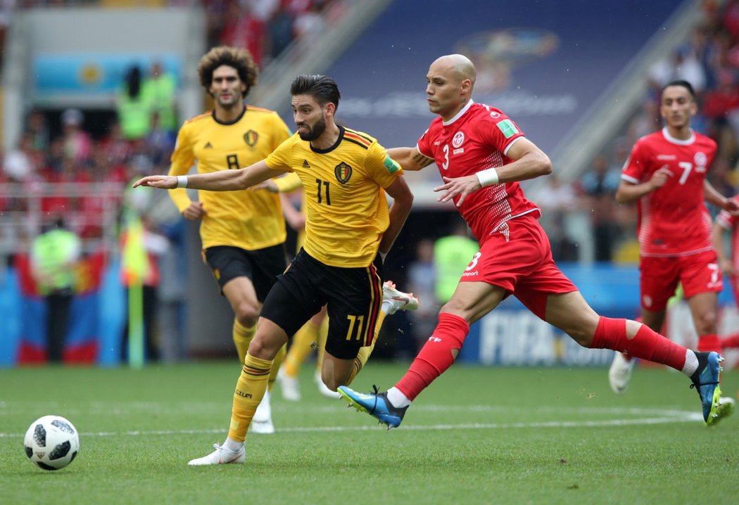 Yannick Carrasco (vlevo) v souboji s tuniským Yohanem Benalouanem (vlevo)