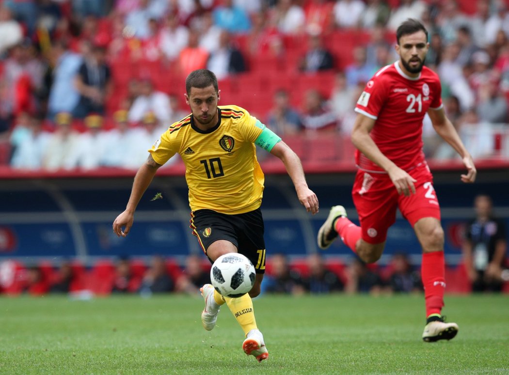 Eden Hazard (vlevo) před vstřelením čtvrtého gólu Belgie