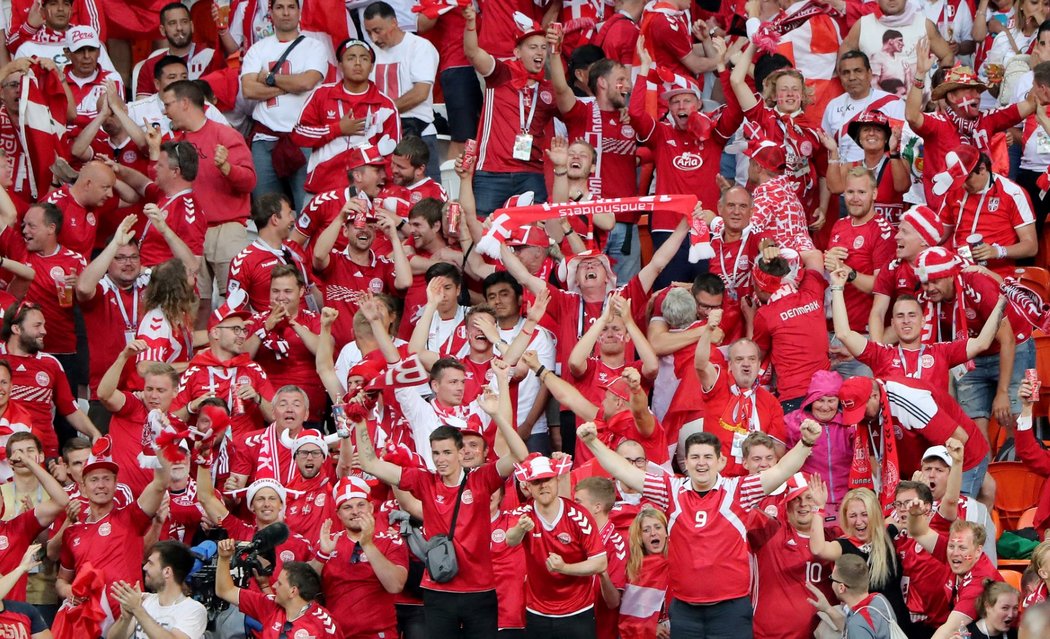 Dánští fanoušci oslavují branku svého celku na mistrovství