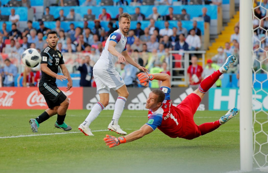 Islandský brankář Hannes Por Halldorsson vytáhl v zápase proti Argentině šest zákroků a výrazně pomohl svému celku k zisku bodu