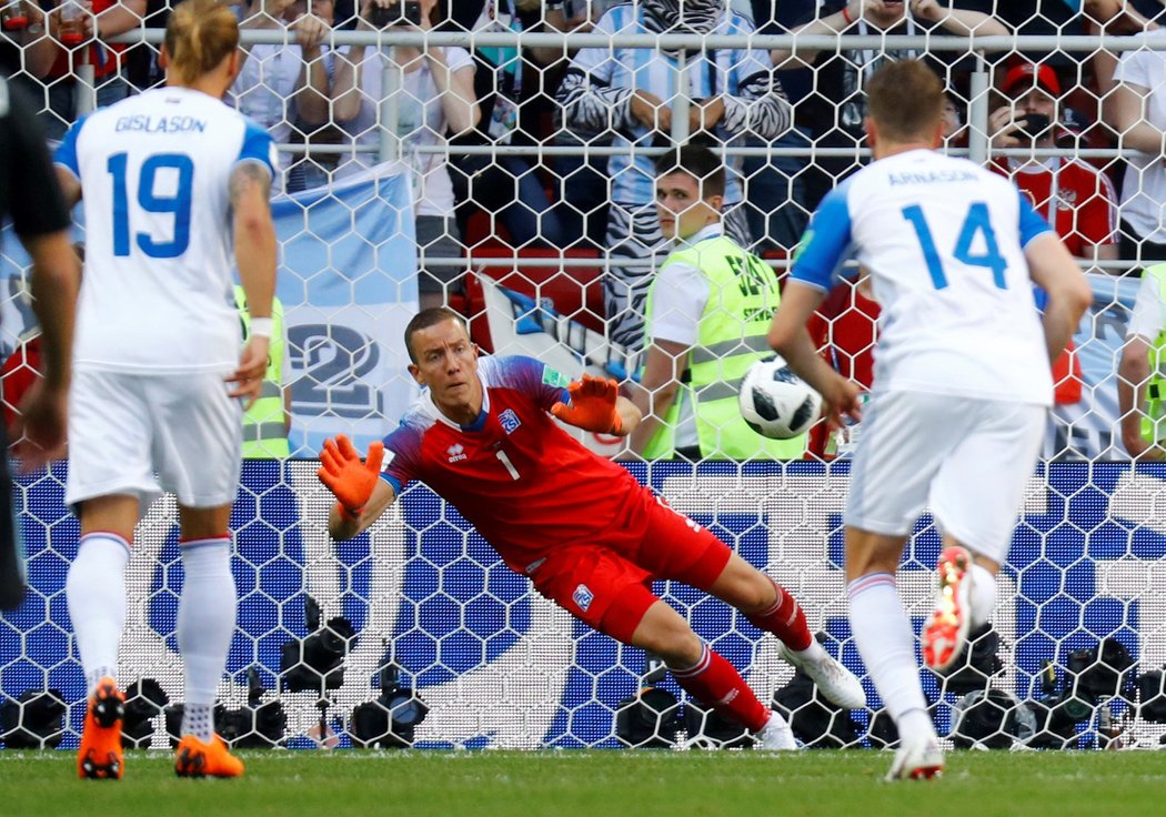 Islandský brankář Hannes Por Halldorsson vytáhl v zápase proti Argentině šest zákroků a výrazně pomohl svému celku k zisku bodu