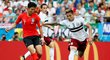 Mexický Carlos Salcedo (vpravo) v souboji s Jihokorejcem Son Heung-minem (vlevo)