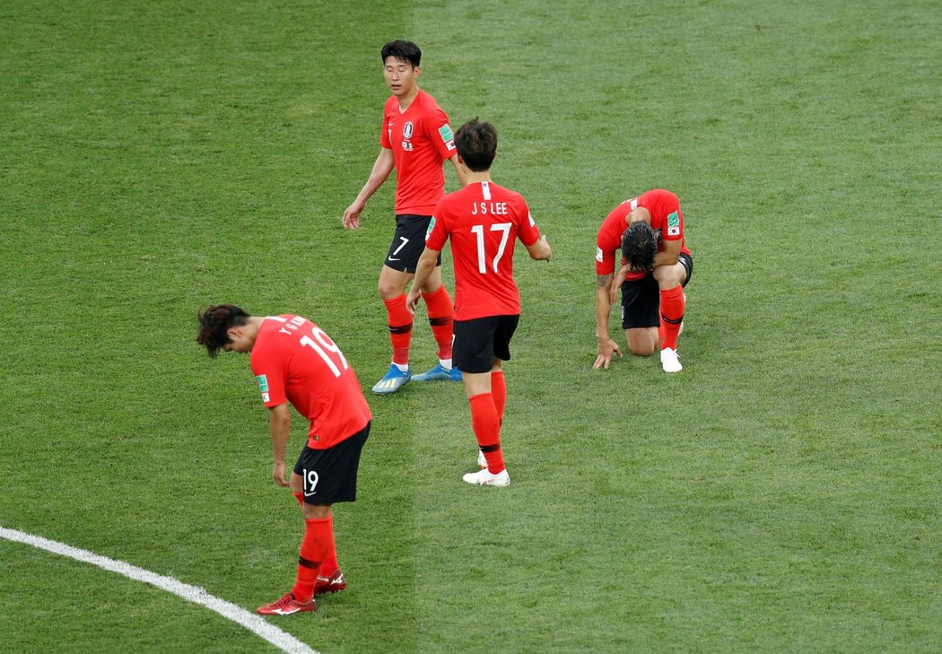 Zklamaní Jihokorejci v čele se Son Heung-minem a Lee Jae-sungem po zápase s Mexikem