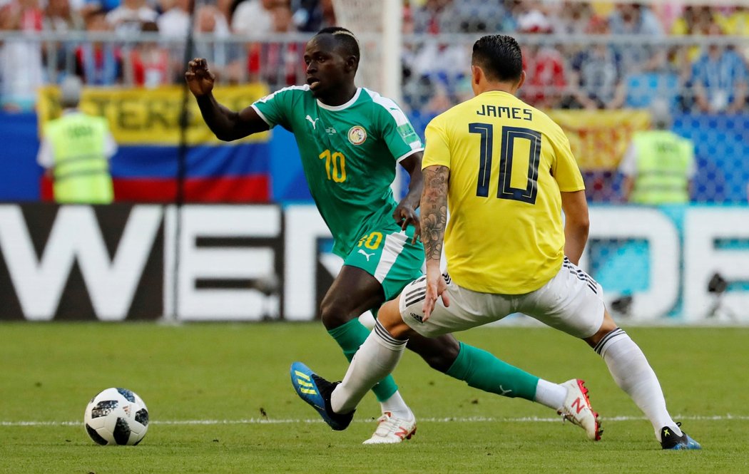 Senegalský Sadio Mane (vlevo) v souboji s kolumbijským Jamesem Rodriguezem (vpravo)