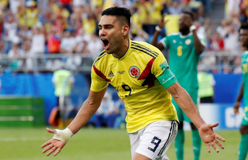 Radamel Falcao oslavuje branku spoluhráče Yerryho Miny