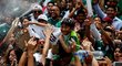 Mexičtí fanoušci oslavují postup svého celku ze skupiny i s jihokorejským občanem