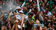 Mexičtí fanoušci oslavují postup svého celku ze skupiny i s jihokorejským občanem