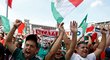 Mexičtí fanoušci oslavují postup ze skupiny po zápase se Švédskem na náměstí Zocalo v Mexico City