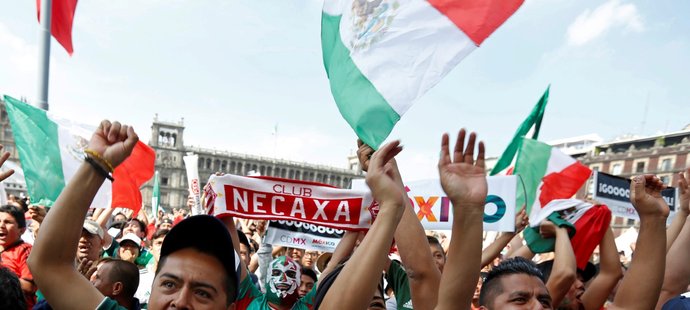 Mexičtí fanoušci oslavují postup ze skupiny po zápase se Švédskem na náměstí Zocalo v Mexico City