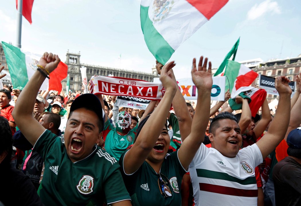 Mexičtí fanoušci oslavují postup ze skupiny po zápase se Švédskem na náměstí Zocalo v Mexico City