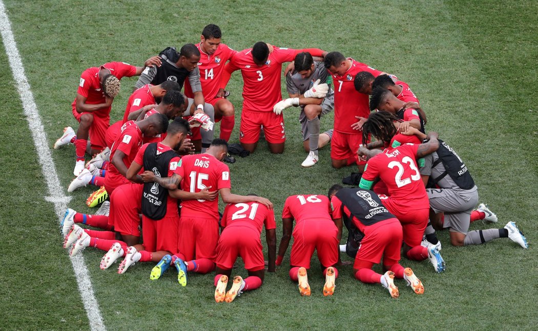Panamští fotbalisté po závěrečném hvizdu utkání s Anglií