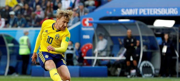 Švédský Emil Forsberg střílí jedinou branku v utkání Švédska se Švýcarskem