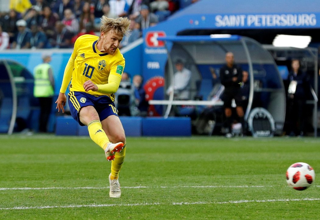 Švédský Emil Forsberg střílí jedinou branku v utkání Švédska se Švýcarskem