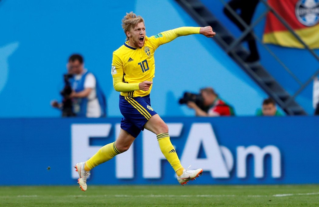 Švédský Emil Forsberg oslavuje jedinou branku v utkání Švédska se Švýcarskem