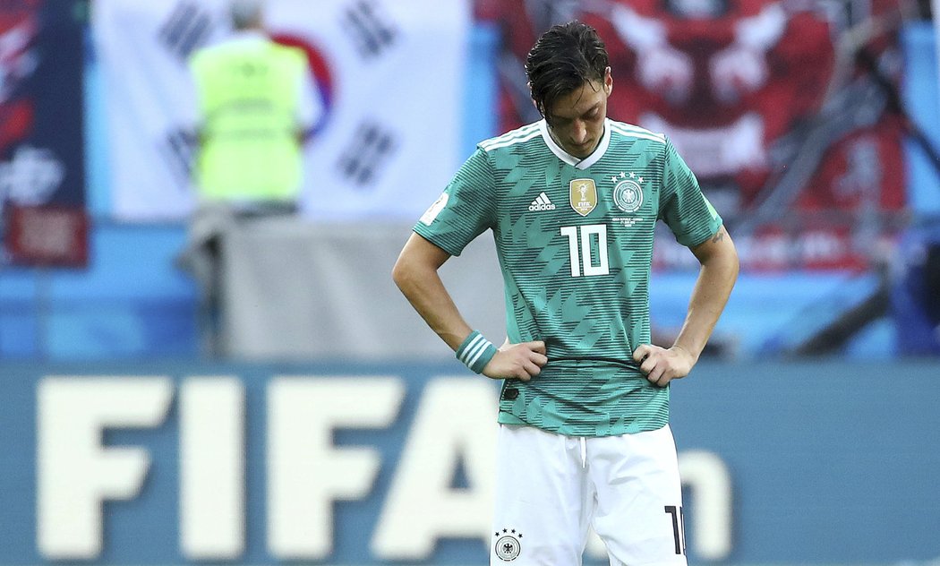 Záložník Mesut Özil je pod neustálou palbou kritiky, jeho otec si dokonce myslí, že by měl v reprezentaci skončit