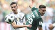 Hector Herrera a Julian Draxler v souboji o míč