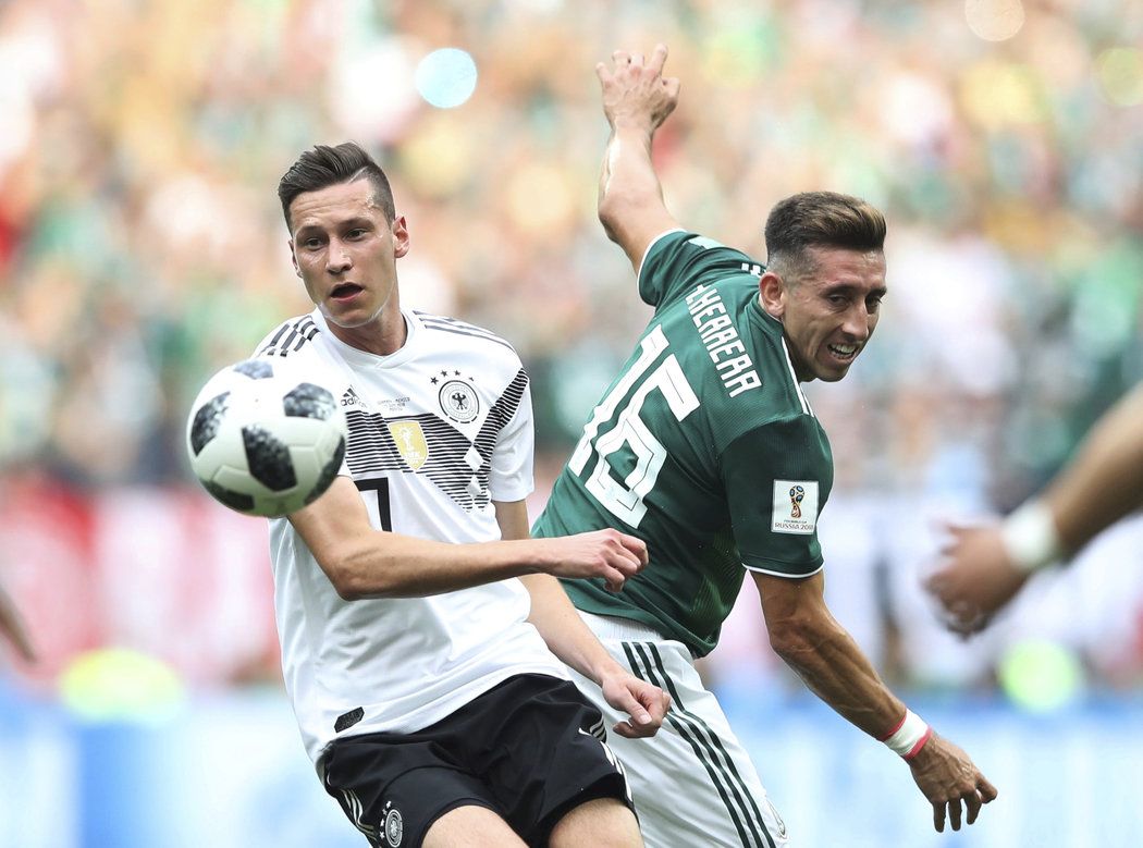 Hector Herrera a Julian Draxler v souboji o míč