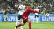 Manuel Neuer kontroluje dlouhý míč Švédů