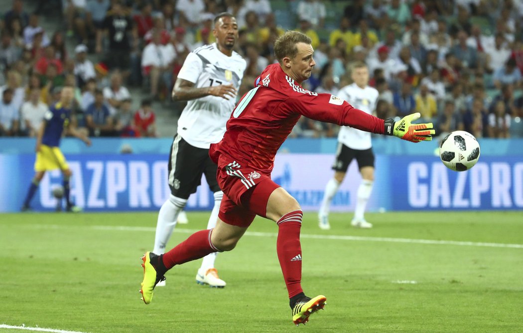 Manuel Neuer kontroluje dlouhý míč Švédů