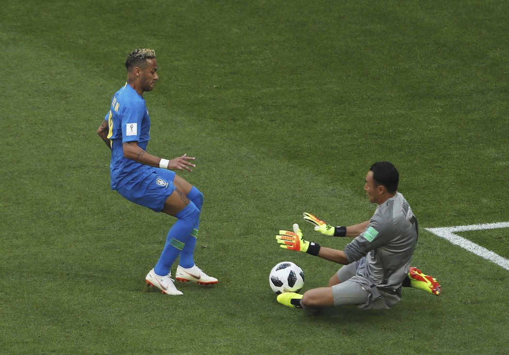 Neymar v šanci, ale vychytal ho Keylor Navas brankář Kostariky