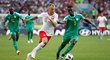 Senegalský záložník Idrissa Gueye v souboji s Kamilem Grosickim