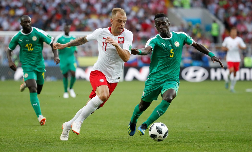 Senegalský záložník Idrissa Gueye v souboji s Kamilem Grosickim