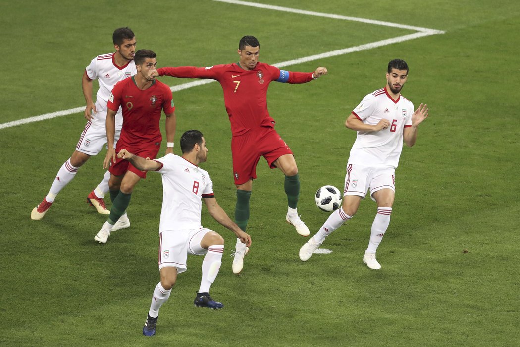 Cristiano Ronaldo v první šanci zápasu s Íránem