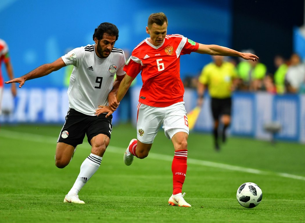 Marwan Mohsen in action with Russia&#39;s Denis Cheryshev