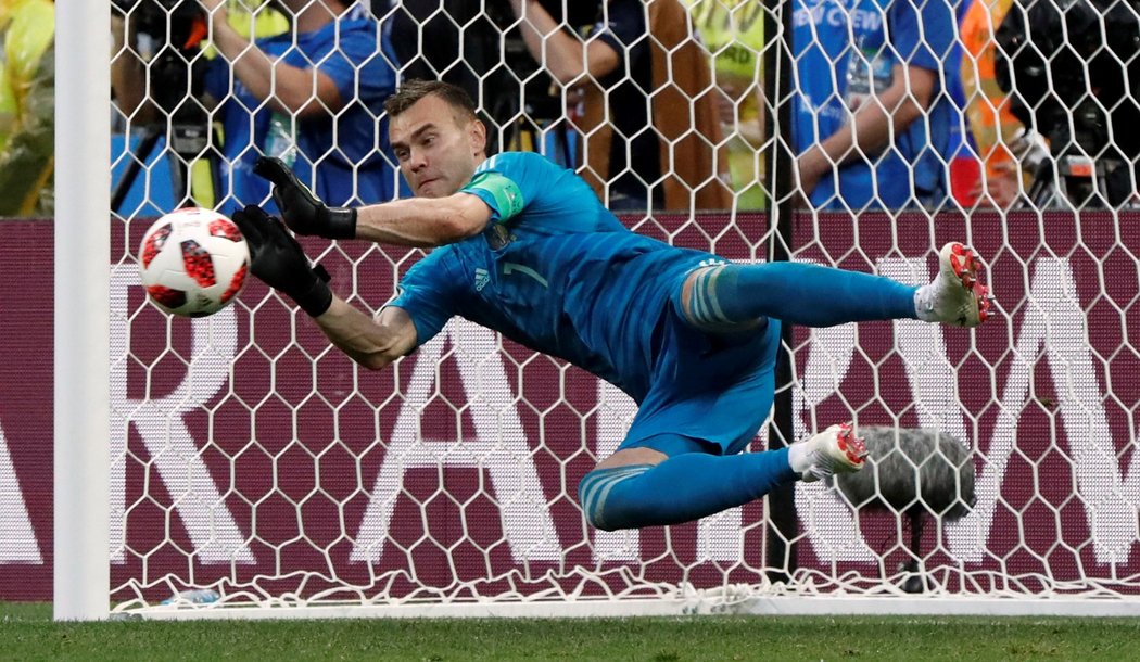 Igor Akinfejev chytá penaltu Kokeho, čímž poslal svůj tým do čtvrtfinále!