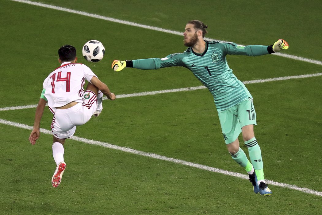 David de Gea zasahuje před Busúfou