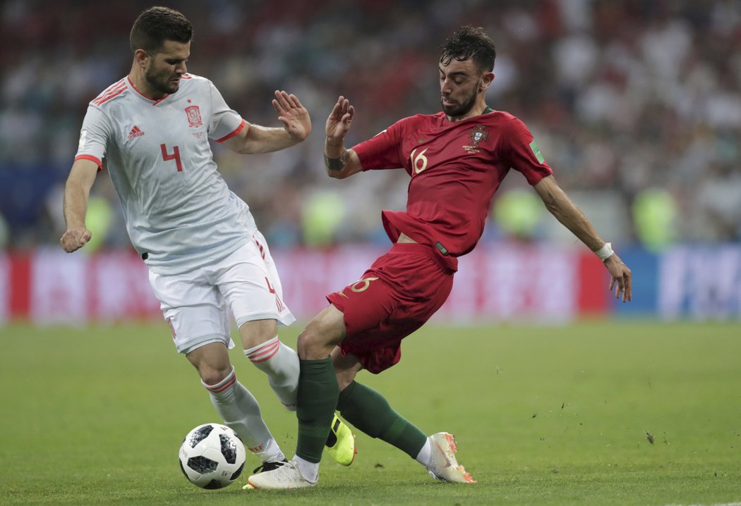 Portugalec Bruno Fernandes v sobouji se španělem Nachem Fernándezem