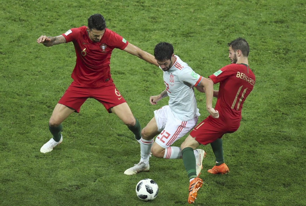 Španěl Isco v souboji o míč proti dvoji Portugalců José Fonte a Bernardo Silva