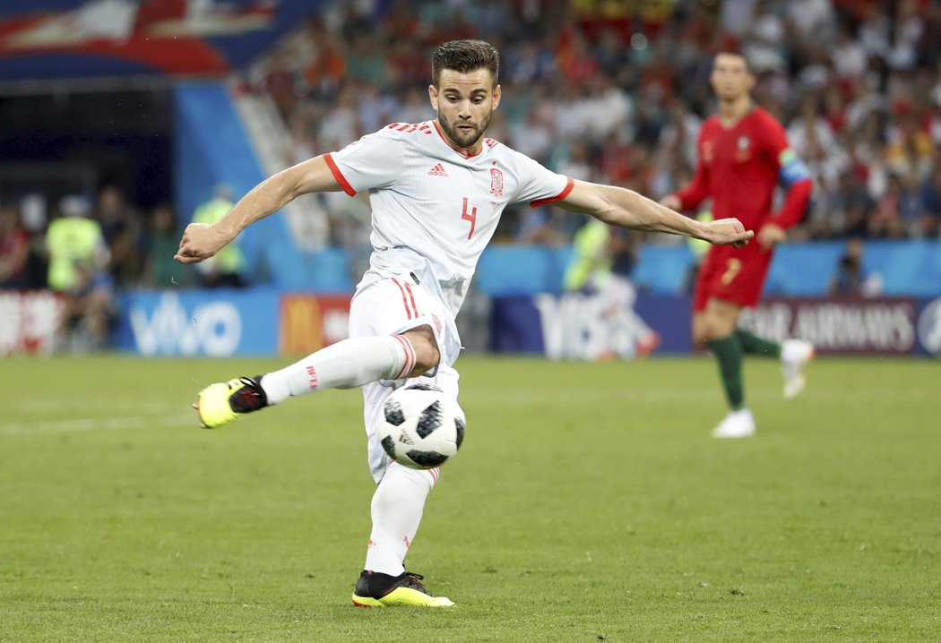 Španělský obránce Nacho Fernández se parádně opřel do míče, který skončil v síti Portugalska