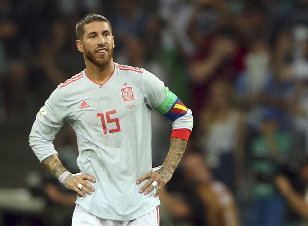 Zamyšlený Sergio Ramos po druhé inkasované brance v zápase s Portugalskem