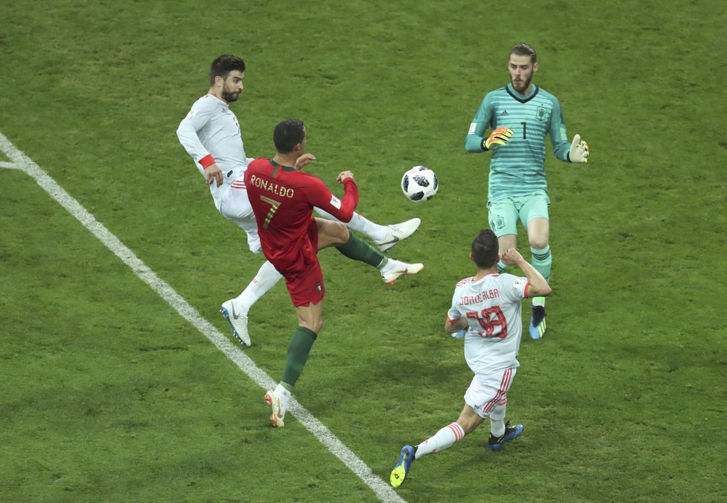 Cristiano Ronaldo se dral k zakončení v zápase proti Španělsku