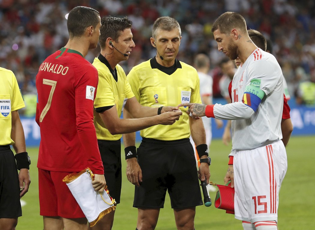 Portugalec Cristiano Ronaldo se španělským kapitánem Sergiem Ramosem