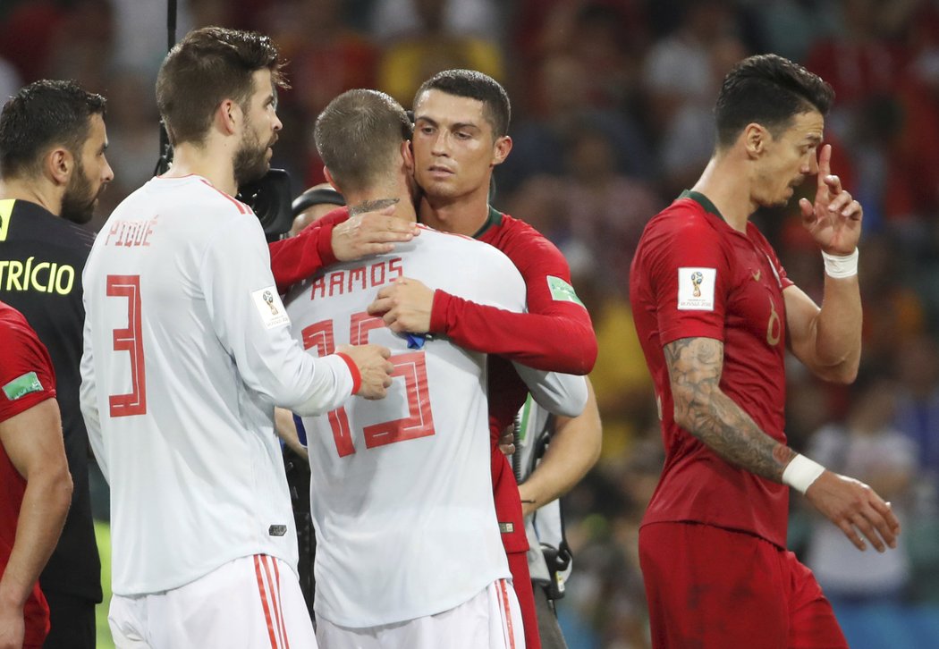 Po zápase už zase kamarádi, Sergio Ramos se objímá s Cristianem Ronaldem