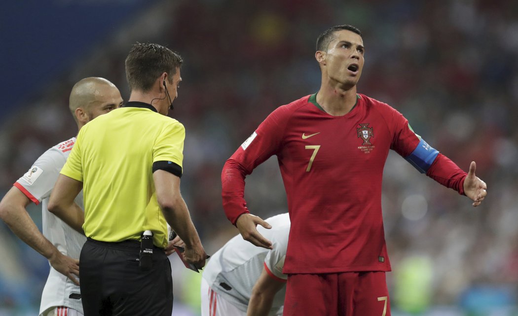 Cristiano Ronaldo se rozčiluje nad verdiktem rozhodčího Gianluca Rocchiho