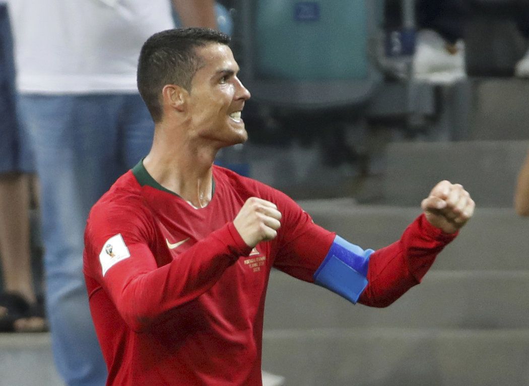 Cristiano Ronaldo slaví svojí druhou trefu v zápase proti Španělsku