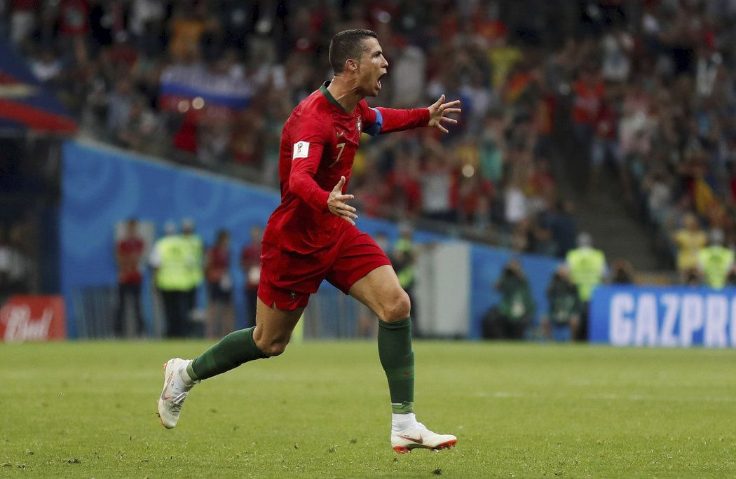 Cristiano Ronaldo slaví svojí třetí trefu do sítě Španělska