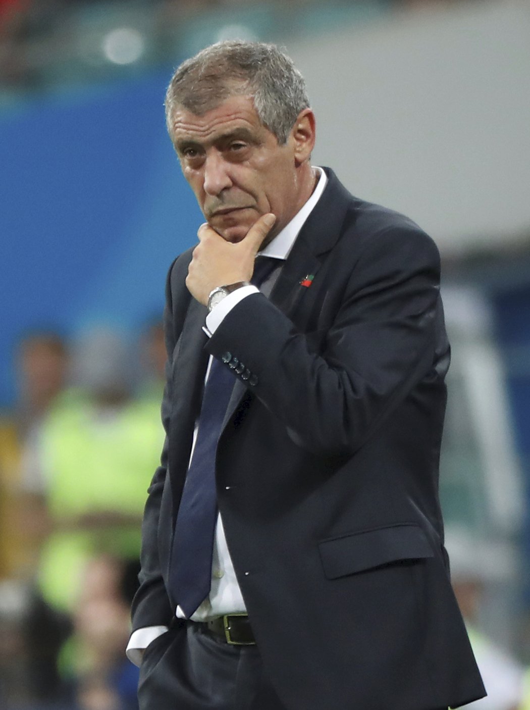 Zamyšlený portugalský trenér Fernando Santos