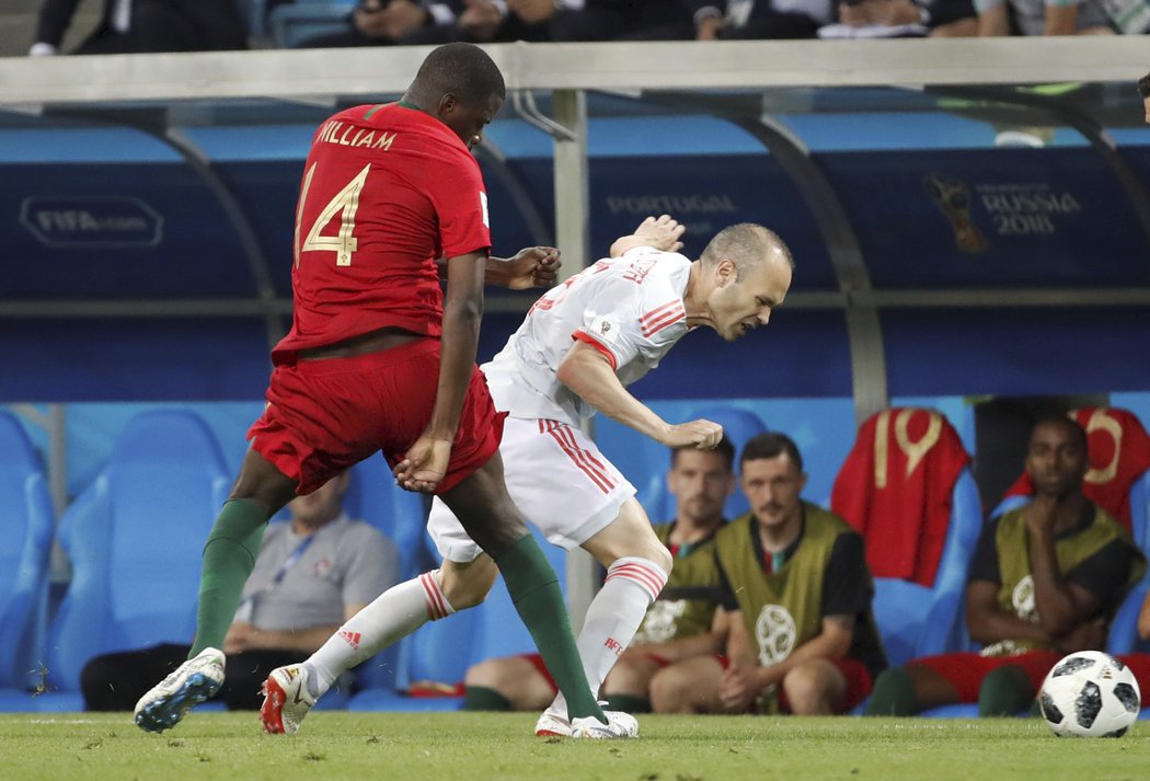 Španěl Adnrés Iniesta v souboji proti Williamu Carvalhovi z Portugalska