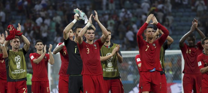 Portugalci děkují fanouškům po zápase se Španělskem