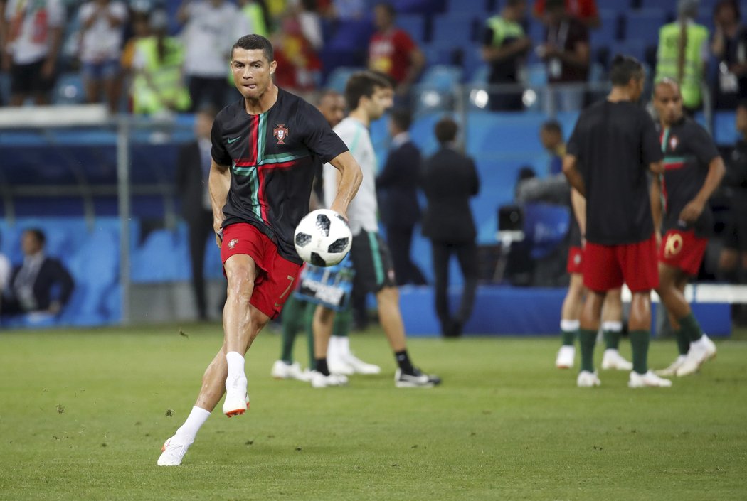 Cristiano Ronaldo při rozcvičce před zápasem proti Španělsku