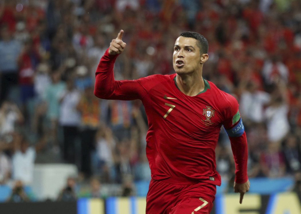 Cristiano Ronaldo oslavuje svojí trefu proti Španělsku