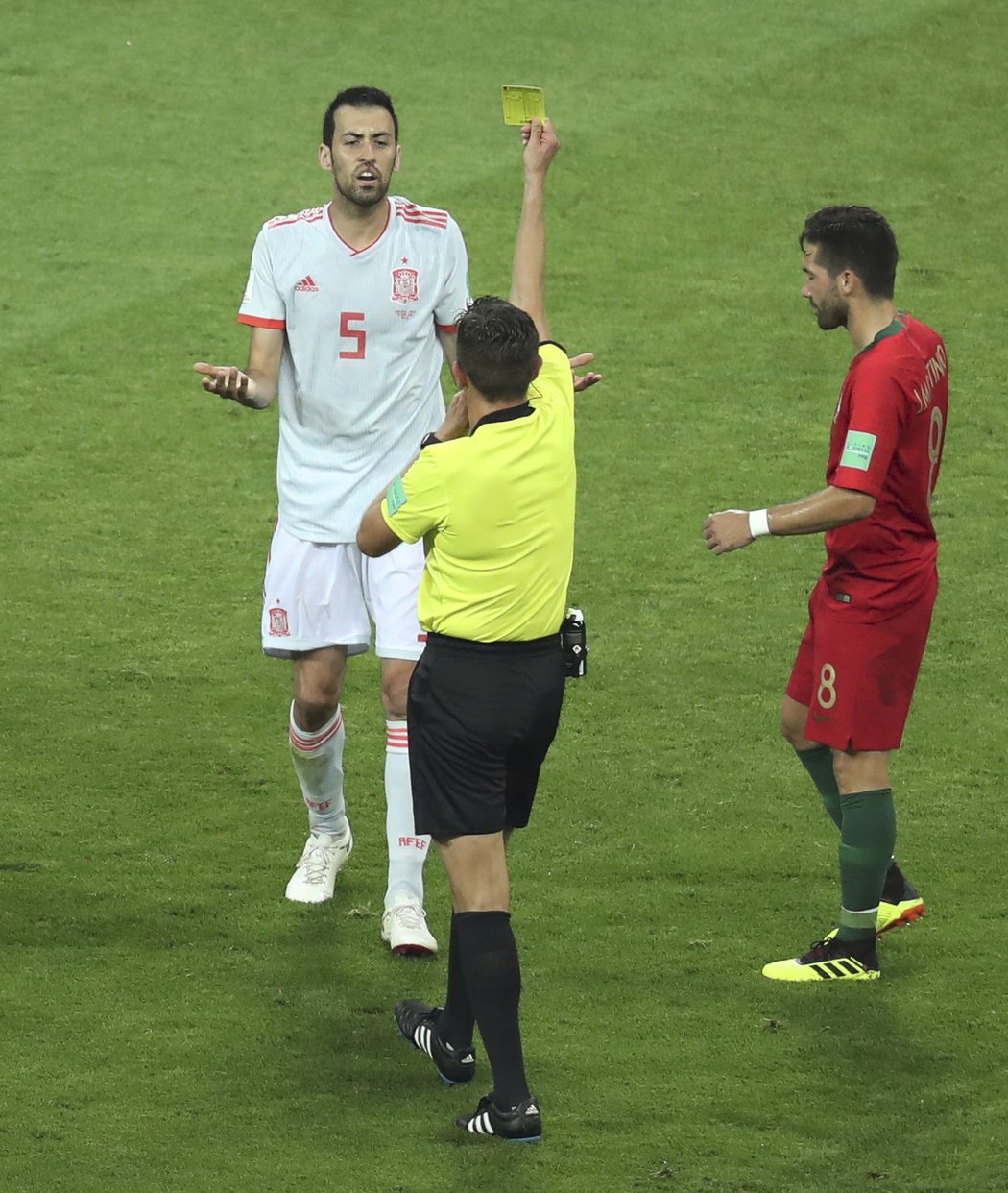 A je to žlutá! Španěl Busquets si ji vykoledoval za svůj zákrok