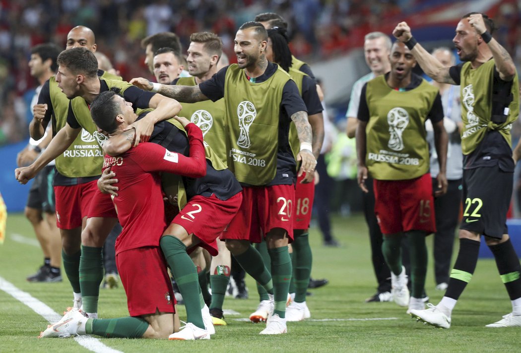 Náhradníci Portugalska slaví branku proti Španělsku společně s Cristianem Ronaldem