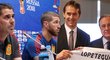 Julen Lopetegui už pózoval s dresem Realu, jeho nástupce Fernando Hierro se spolu se Sergiem Ramosem ukázal na tiskové konferenci Španělska