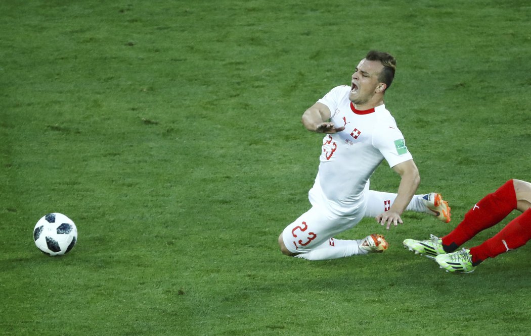 Xherdan Shaqiri letí k zemi po ostrém faulu